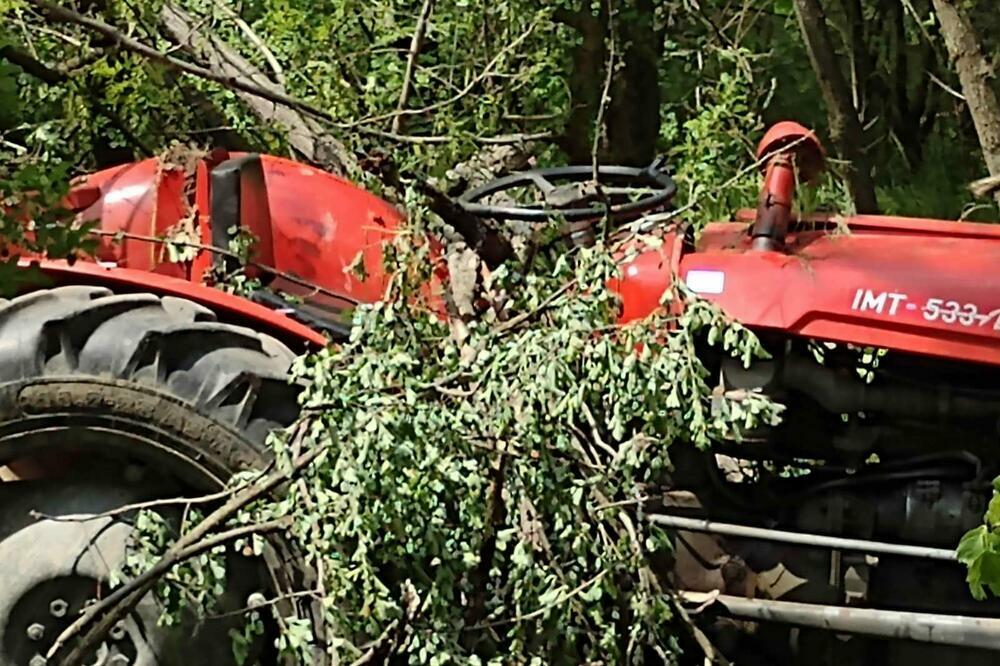 TRAKTOR PUKAO NA POLA OD SILINE UDARCA: Poznato stanje POVREĐENIH u teškoj NEZGODI kod Malošišta!