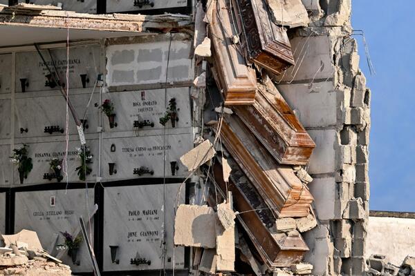 STRAVIČAN PRIZOR: Urušilo se GROBLJE, sanduci sa POKOJNICIMA vise u VAZDUHU! (FOTO)