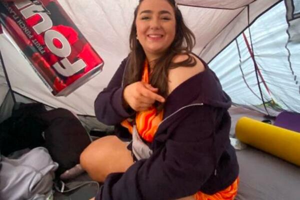 JOŠ JEDNA TRAGEDIJA TOKOM PROSLAVE ZA NOĆ VEŠTICA: Maja (19) se samo SRUŠILA na festivalu, NIJE JOJ BILO SPASA!