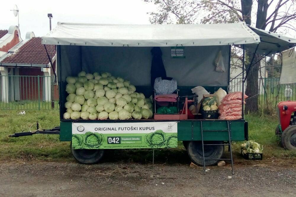 "Brzo se ukiseli, nije kasno da se sada stavi u bure": Cena futoškog kupusa paprena, prodavci kažu, "kvalitet"!