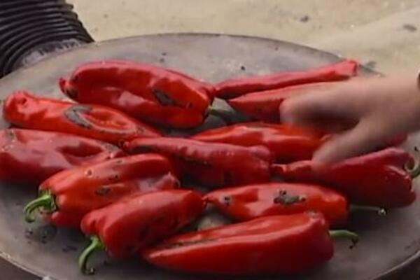 SRPSKA ZIMNICA SE NE MOŽE ZAMISLITI BEZ OVAKVIH PAPRIKA: Domaćice ih spremaju na svoj način, ovo je NAJBRŽI RECEPT