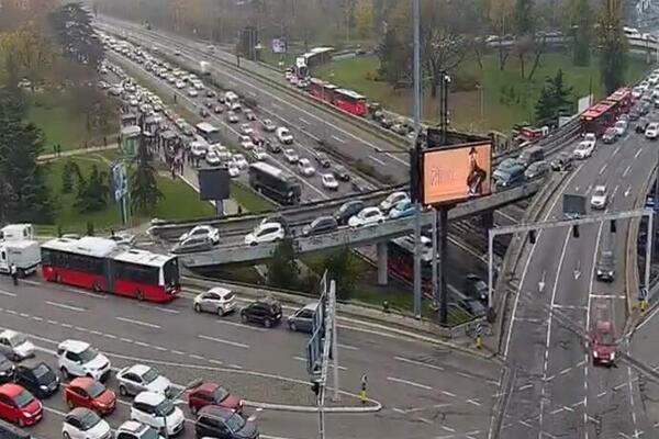 3 VOZILA SE SUDARILA NA AUTOKOMANDI: Nikad veća jutarnja gužva na auto-putu, presešće vam od RANOG JUTRA!