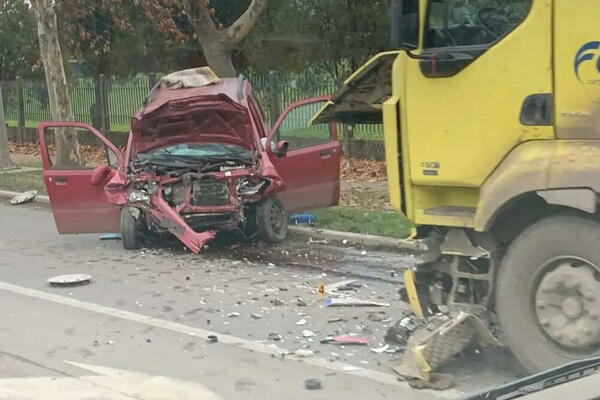 TEŠKA NESREĆA NA PUTU VRBAS-KULA: Sudarili se kamion i automobil (FOTO)