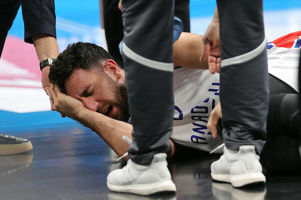 KATASTROFA ZA EFES I SRPSKU KOŠARKU: Micić u TEŠKIM bolovima napustio teren! (FOTO)