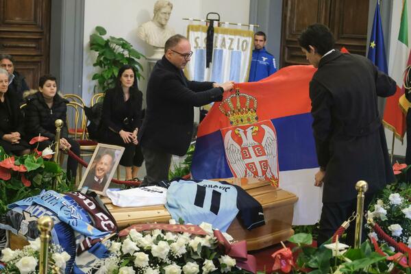 SINIŠIN BRAT I SIN RAŠIRILI ZASTAVU SRBIJE NA MIHIN KOVČEG Uplakani Lotito i Arijana položili dres iz Lacija (FOTO)