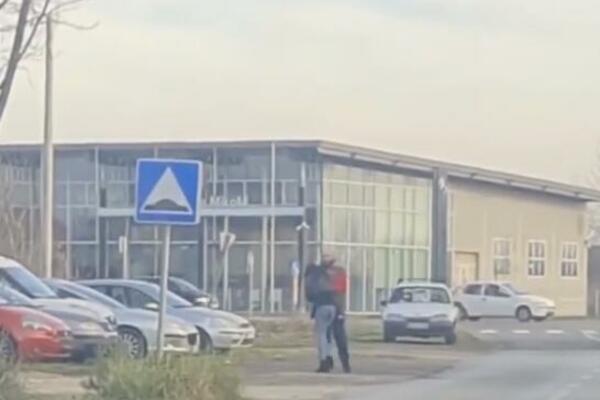 UZNEMIRUJUĆI SNIMAK IZ NOVOG SADA: Nasilnik iz sve snage udara ženu, a onda beži (VIDEO)