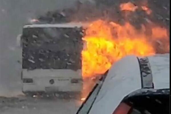 GORI AUTOBUS KOD BEČEJA: Vatra guta vozilo, strašan snimak kruži zemljom (VIDEO)