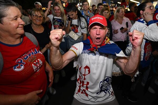 IMA LI U MELBURNU LJUDI SEM SRBA? Ludnica Novakovih navijača, raspalili KOLO kakvo Australija nije videla! (VIDEO)