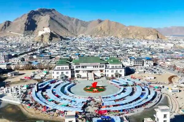 Pogled na pijacu novogodišnje robe u tibetanskom području Žikaze (VIDEO)