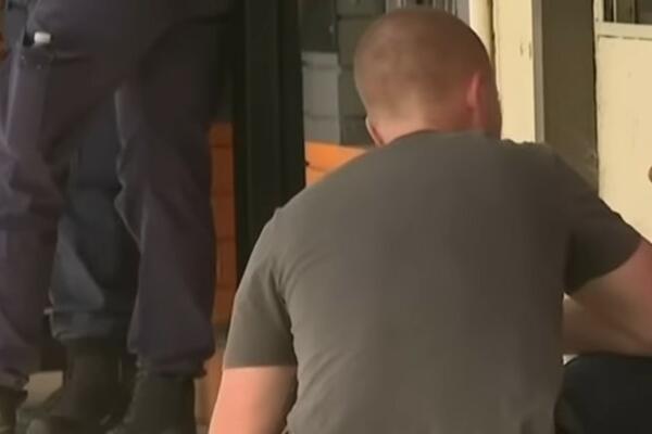 PREMINUO TROGODIŠNJI DEČAK, TEŠKA TRAGEDIJA: Ostavili ga u autu, nesrećni čovek PLAČE PORED, POTRESANO! (VIDEO)