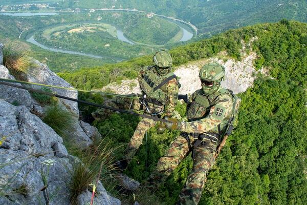 SRBIMA STIŽU POZIVI ZA VOJSKU, A NEĆE MOĆI SVI DA IZBEGNU OBAVEZU: Ko može da dobije novčanu, a ko kaznu zatvora?