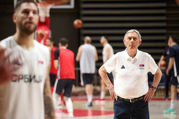 KATASTROFA ZA SRBIJU I PEŠIĆA! Nezamenljivi član reprezentacije IZNET sa terena! (FOTO)