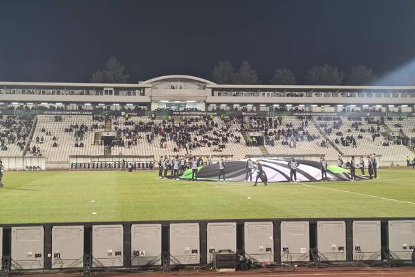 SUMORNA SLIKA SA STADIONA PARTIZANA! Da li igrači ovo zaslužili? Ori se dobro poznata pesma upućena upravi! (FOTO)