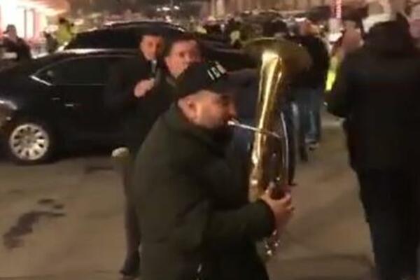 TRUBAČI ZAČINILI POBEDU ZVEZDE! Zanimljiva scena ispred Marakane (VIDEO)