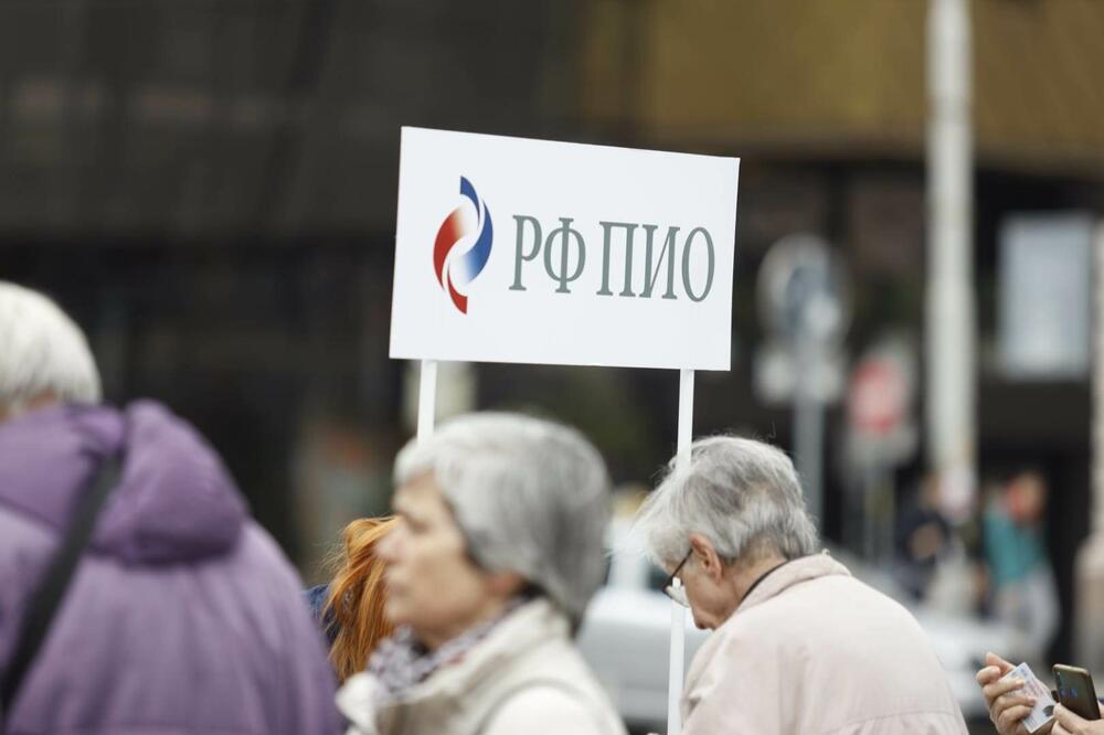 POZNATO KOLIKO PENZIONERA JE PRIJAVLJENO DO 10 SATI: Veliko interesovanje za penzionerske kartice (FOTO)