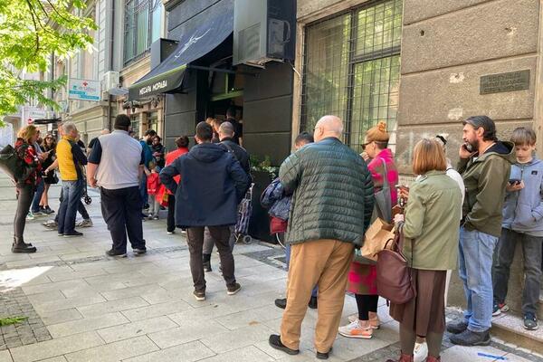 BEOGRADSKE ULICE PUSTE, ALI ISPRED JEDNE RADNJE KILOMETARSKA KOLONA: Ovako nešto se ne viđa svaki dan (FOTO)