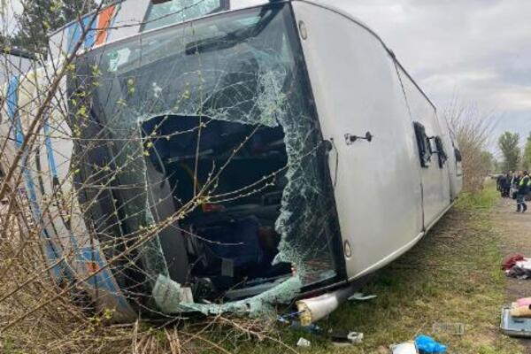 PRVE SLIKE JEZIVOG UDESA SRPSKOG AUTOBUSA U MAĐARSKOJ: Prizor je STRAVIČAN, stvari putnika RAZBACANE SVUDA! (FOTO)