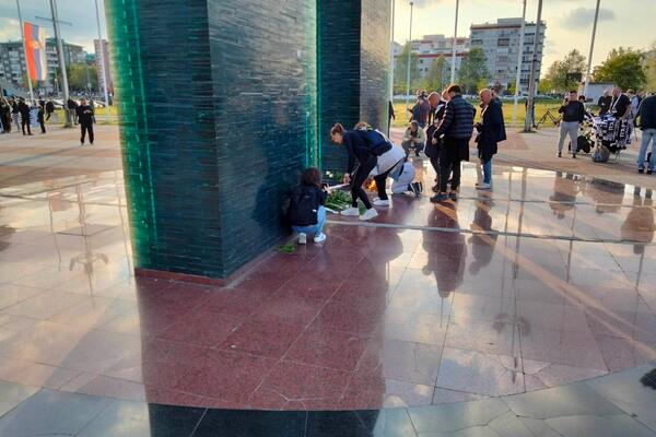 TUŽNA SCENA ISPRED ŠTARK ARENE... Ljudi ostavljaju cveće i sveće u čast ubijenima u osnovnoj školi (VIDEO/FOTO)