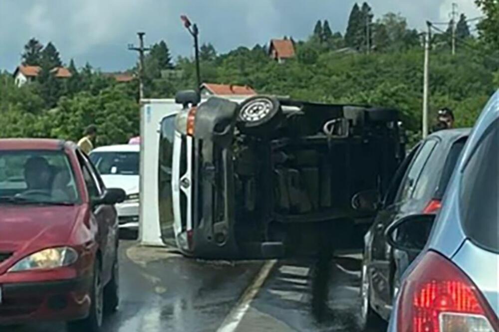 NAFTA PO PUTU, ZAKRČENJE SAOBRAĆAJA: Na ulazu u Grocku se PREVRNIO kamion! (FOTO)