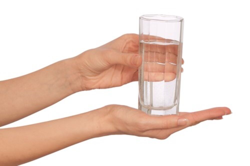 Pijte najmanje litar obične negazirane vode dnevno