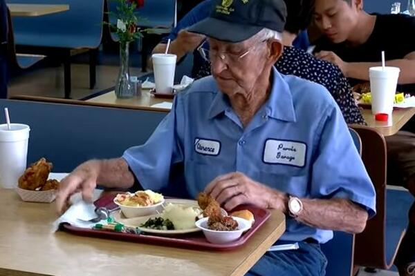 DEKA (93) SVAKI DAN U RESTORAN DOLAZI SA OVOM SLIKOM: Kada se pročulo ko je na njoj, priča je odjeknula svetom