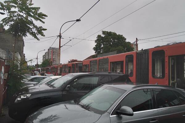 DOKLE IDE BAHATOST?! Parkirao automobil na tramvajskim šinama, pola Zvezdare u blokadi (FOTO)