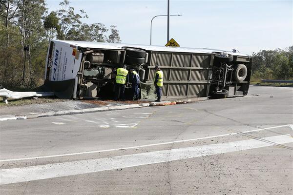 PREVRNUO SE AUTOBUS PUN SVATOVA U AUSTRALIJI: Ima POGINULIH, vozač uhapšen nakon TEŠKE NESREĆE (FOTO) (VIDEO)