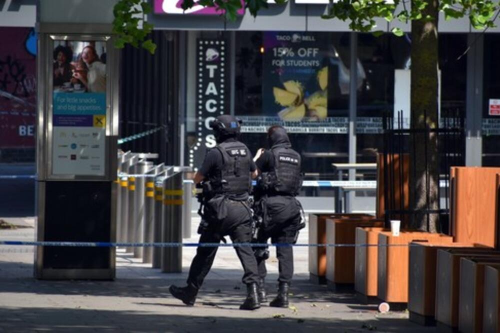 HOROR NA ULICAMA LONDONA: Dečak (16) izboden NASMRT, policija pojačala patrole po gradu