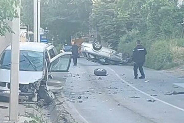 TEŠKA NESREĆA U SREMSKOJ KAMENICI, STRAVIČAN SUDAR: Od siline auto završio na KROVU, policija na TERENU (VIDEO)