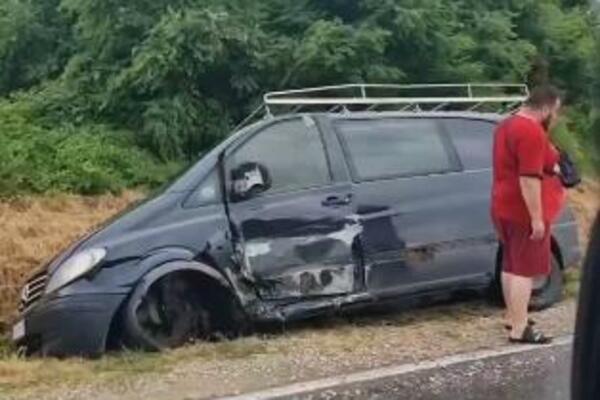 SNIMAK UŽASNE NESREĆE NA PUTU ŠABAC-RUMA: Tri vozila u JARKU, OSTACI RASUTI PO KOLOVOZU (VIDEO)