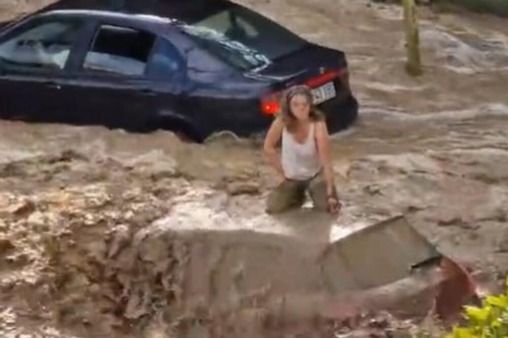 BUJICA NOSI ŽENU ZAROBLJENU NA KROVU AUTOMOBILA, GRČEVITO SE DRŽALA: Apokaliptični prizori iz Španije (VIDEO)