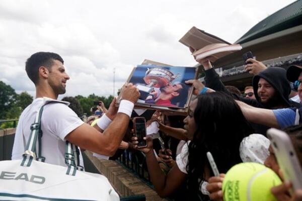 STEFAN ĐOKOVIĆ PRATI SVAKI TATIN KORAK: Novak se spremio za Poljaka, usledila OPSADA navijača! (FOTO)