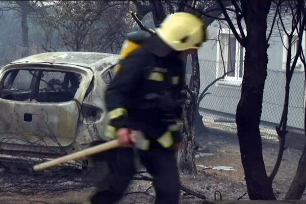 POŽAR KOD ŠIBENIKA SE NE SMIRUJE, MEŠTANI SA KOFAMA GASE VATRU: Povređena jedna osoba i vatrogasac! (VIDEO)