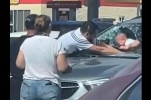 DA SE NAJEŽIŠ! Otac razbio šoferšajbnu da bi izvukao BEBU iz vrelog automobila, zabeležen HAOTIČAN TRENUTAK (VIDEO)