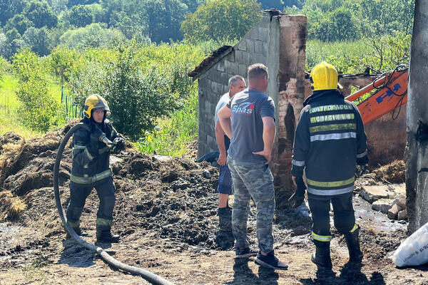 IZGORELO 6 KRAVA I TELE U ČAČANSKOM SELU: Vatra u domaćinstvu Spasovića SVE ODNELA za samo dva sata (FOTO)