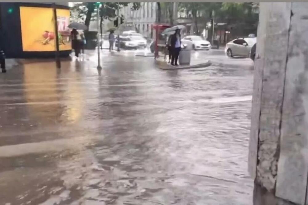 Apokalipsa na ulicama Beograda! Snažan pljusak juče potopio grad, napravile se bujice vode, kolaps (VIDEO)