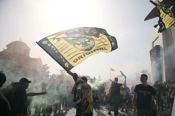 NAVIJAČI AEK-A PLANIRALI DA UPADNU NA MAKSIMIR! Zaustavljeni na aerodromu u Zagrebu (FOTO)