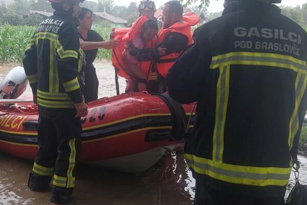 IZLILO SE MORE U SLOVENIJI: U zemlji odjekuju SIRENE ZA OPASNOST, pokrenuta klizišta nakon snažnog nevremena