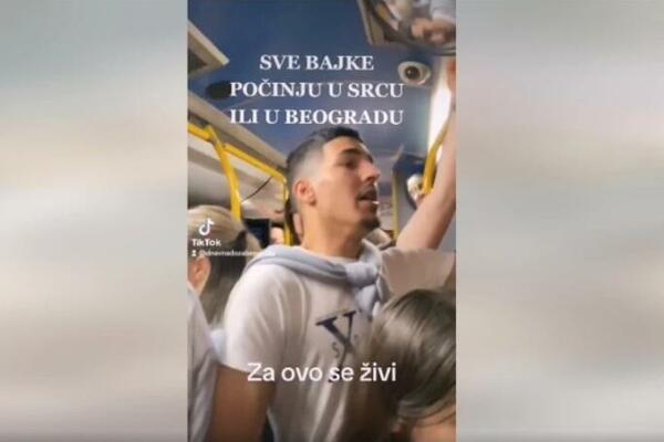 SVI ODUŠEVLJENI SCENOM KAKVA SE NE PAMTI U BEOGRADU! Momak zapevao u autobusu, a sa njim i SVI PUTNICI! (VIDEO)