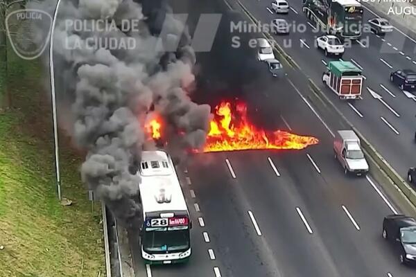 AUTOBUS SE ZAPALIO NA AUTO-PUTU, VATRENA STIHIJA PROGUTALA SVE U SEKUNDI: Ljudi bežali da SPASU GLAVE (VIDEO)