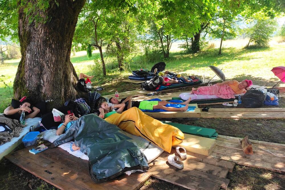 ONI SE TAKMIČE LEŽEĆI NEVEROVATNIH 270 SATI: Mnogi su se već UMORILI, a Jovan iz Kruševca brani BOJE SRBIJE! (FOTO)