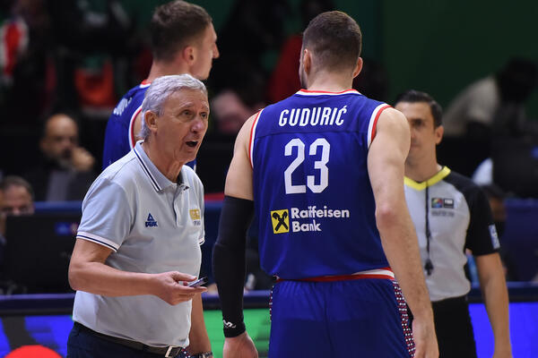 "SPAVAMO I SANJAMO, DA NE MENJAMO KREVETE!" Pešić zbijao šale na konferenciji za medije (FOTO)