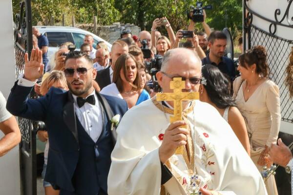 "DA SE NISI OBEĆAO NEKOJ DRUGOJ" Sveštenik "URNISAO" Lazića u crkvi, zbog OVOG detalja SVI PADAJU U TRANS