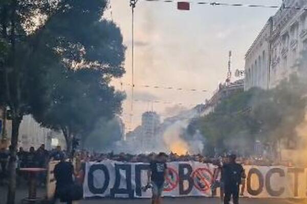 GROBARI KRENULI KA STADIONU: Gore baklje, a tu je i OGROMAN TRANSPARENT! (VIDEO)