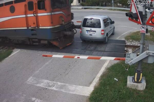 ZA DLAKU IZBEGLA SMRT: Žena istrčala iz automobila, a onda je NAIŠAO VOZ (VIDEO)