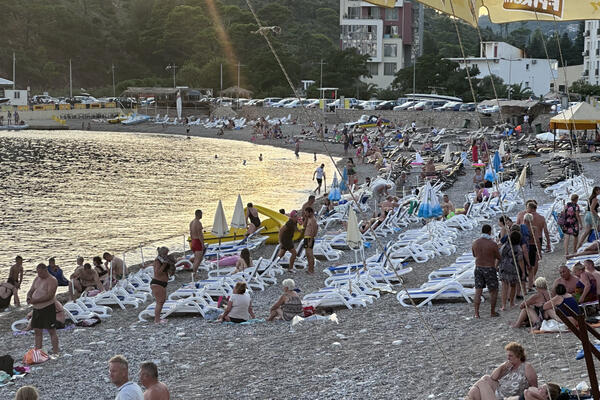 Je l' on realan? Ovakav način zauzimanja plaže još niste videli, Hrvat vezao ležaljke za... (FOTO)