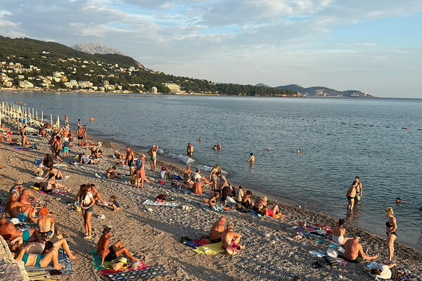 SRBI BESNI ZBOG CENA U GRČKOJ: Turisti U NEVERICI, za ležaljke 40 EVRA, a tek kad čujete KOLIKO KOŠTA GIROS (FOTO)