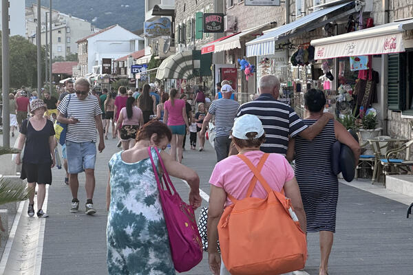 GRČKA REŠILA DA ŠIŠA TURISTE KAO OVCE, NAPLAĆUJU I ULAZ NA PLAŽU: Ležaljke se posebno plaćaju, hrana i piće PAPRENI