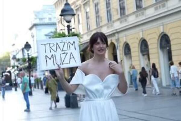 OVAJ TREND SADA I U SRBIJI: Izašla u VENČANICI sa plakatom "TRAŽIM MUŽA" na sred TRGA REPUBLIKE (VIDEO)