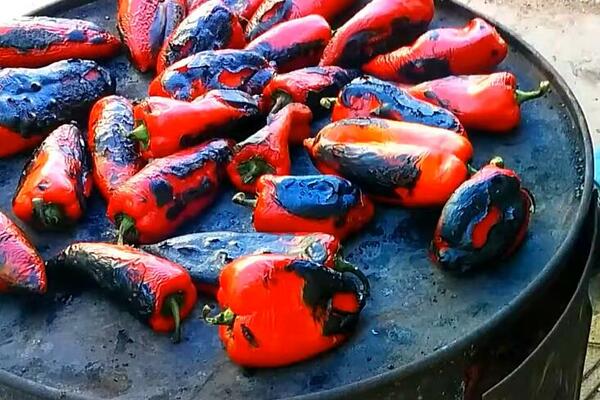 Trik starih domaćica za najbrže guljenje paprika za ajvar: Zimnica će vam biti spremna očas posla, caka je u ovome